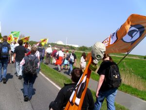 Piraten bei der Umzingelung des Kernkraftwerk Unterweser am 25.04.2011