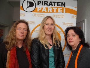 Gabi Berg und Marion Ellen kandidieren für den Bezirkstag in Oberbayern, Maren Kammler für den bayerischen Landtag | CC BY 3.0 Piratenpartei Bayern