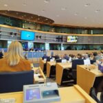 Ein gefüllter Ausschussaal im EU-Parlament in Brüssel. Blick in Richtung Sitzungspräsidium