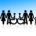 Symbole von zwei Familien mit jeweils einem Mitglied in einem Rollstuhl.