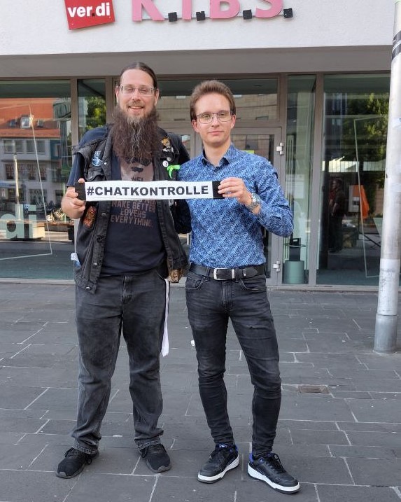 Bild von Florian Betz (PIRATEN) und Frederik Forkel (PdH) mit dem Hashtag #Chatkontrolle